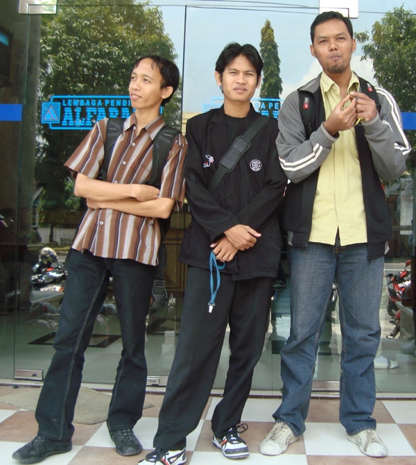 berpose di depan alfabank